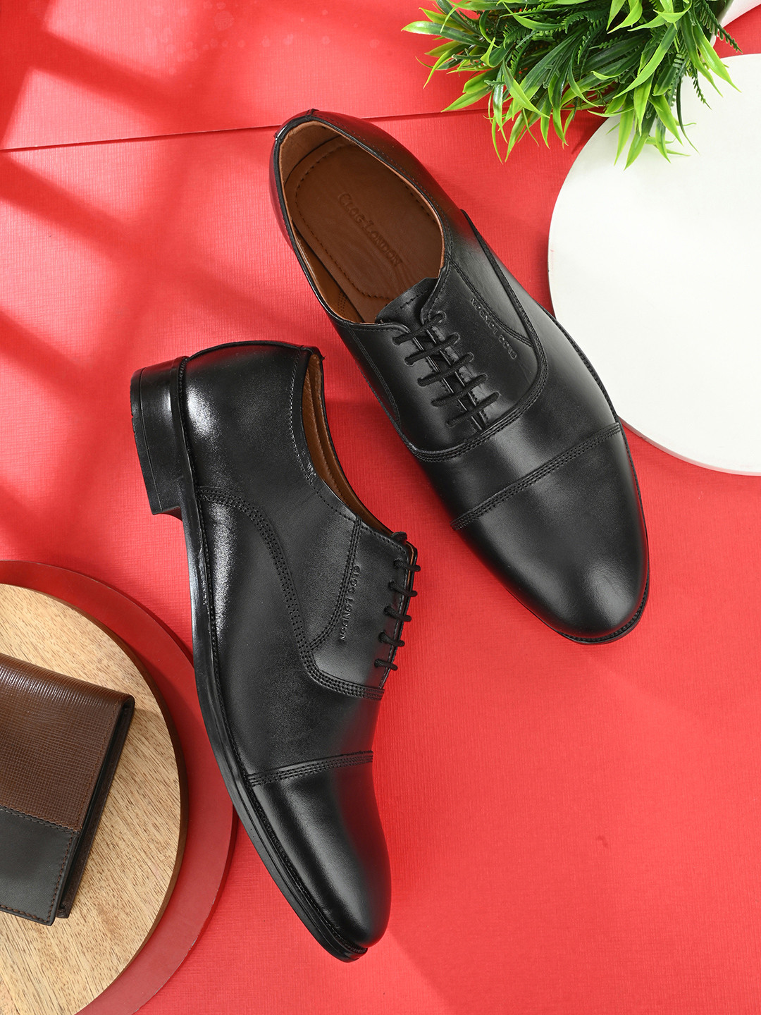

CLOG LONDON Men Black Solid Leather Formal Oxfords with Thread Work Detail