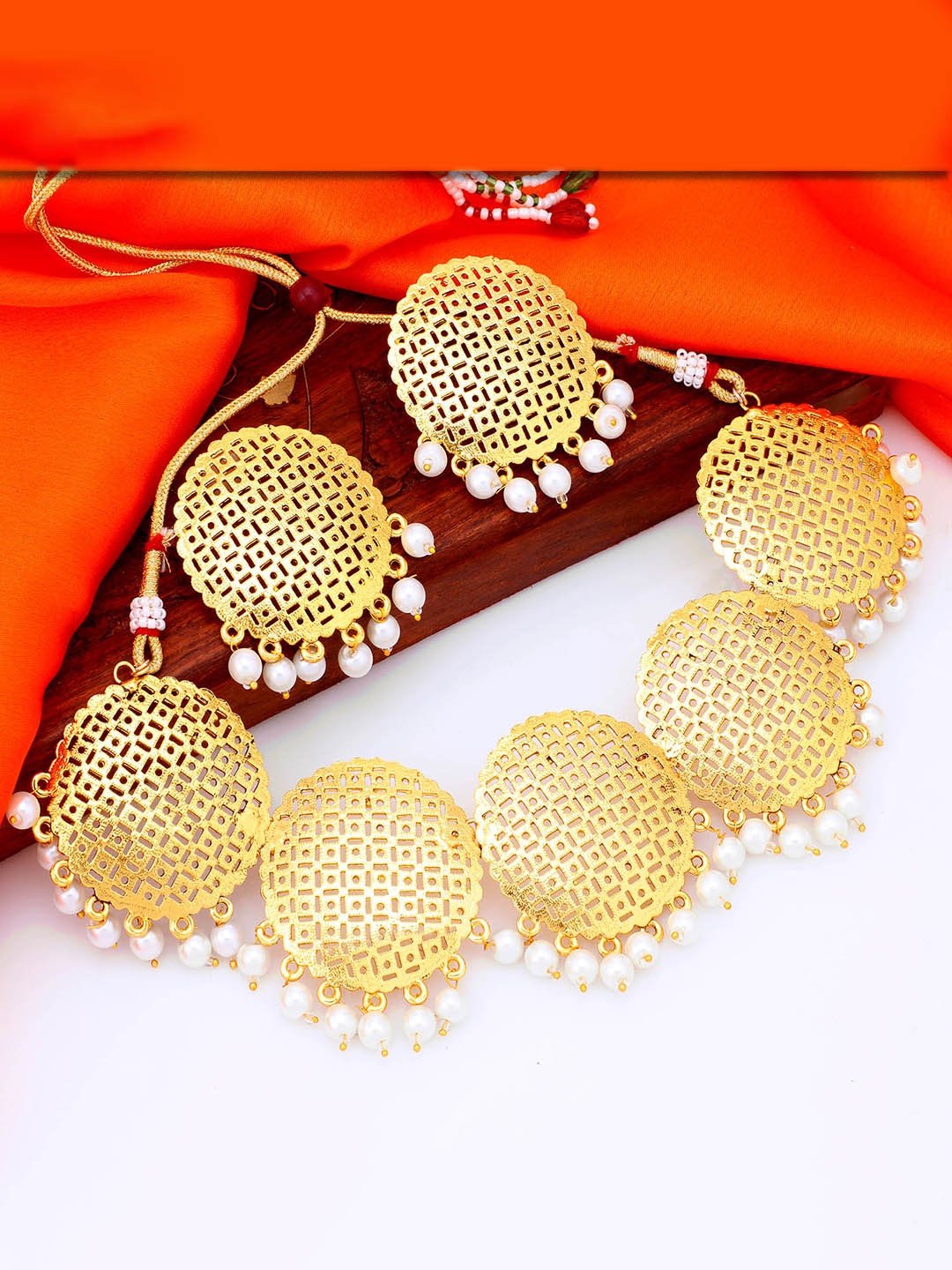

Sukkhi Gold-Plated White Pearl Beaded Choker Jewellery Set