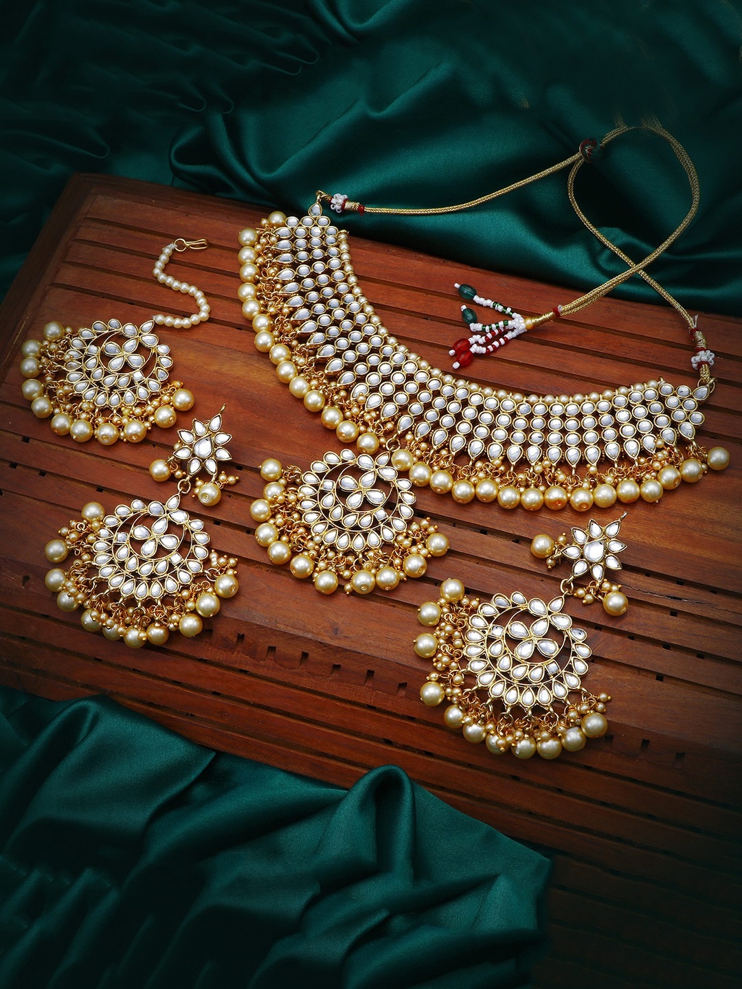 

Sukkhi Gold-Plated White & Beige Kundan-Studded & Pearl Beaded Jewellery Set