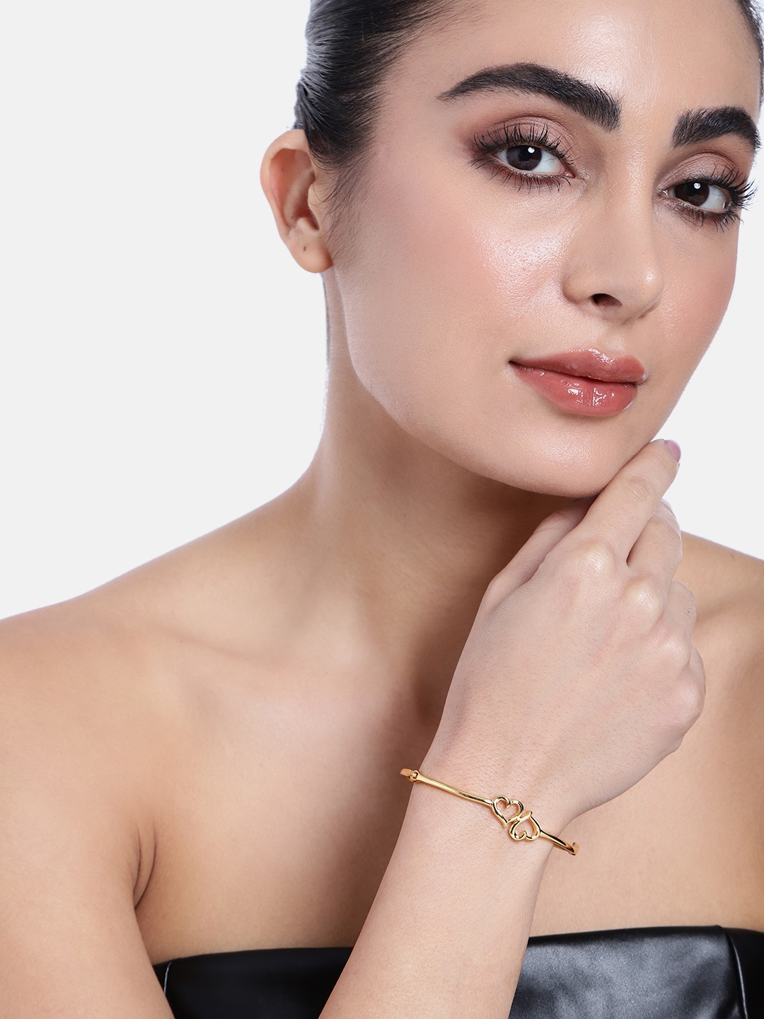 

Estele Gold Heart Shaped Bangle-Style Bracelet