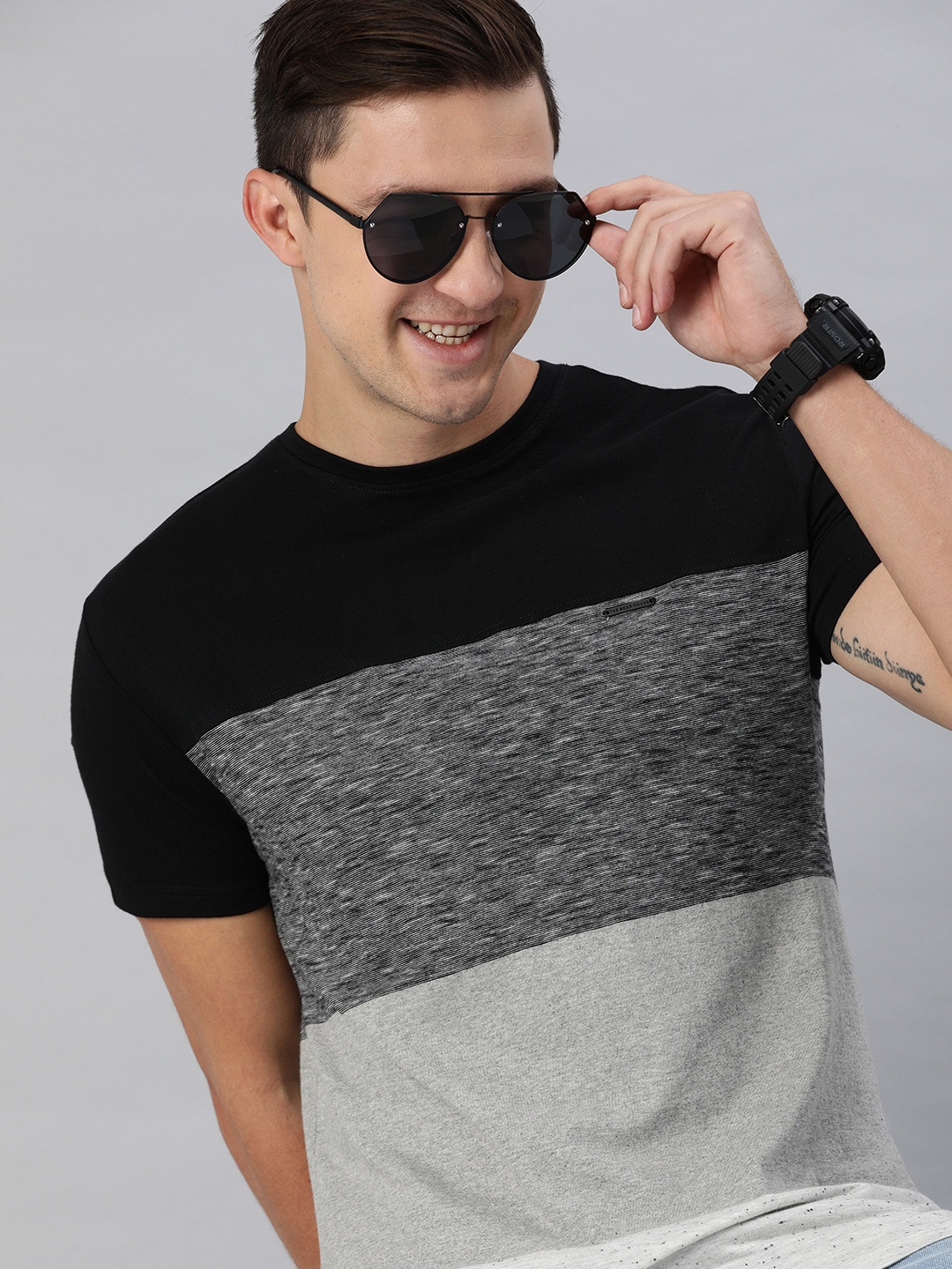 

THE BEAR HOUSE Men Black & Grey Colourblocked Round Neck T-shirt