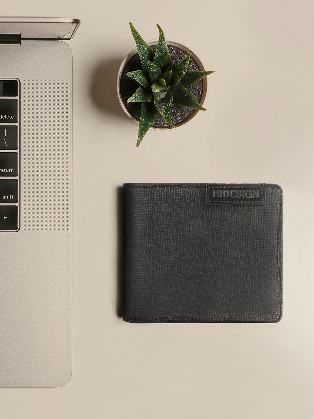 

Hidesign Men Black Textured Two Fold Wallet