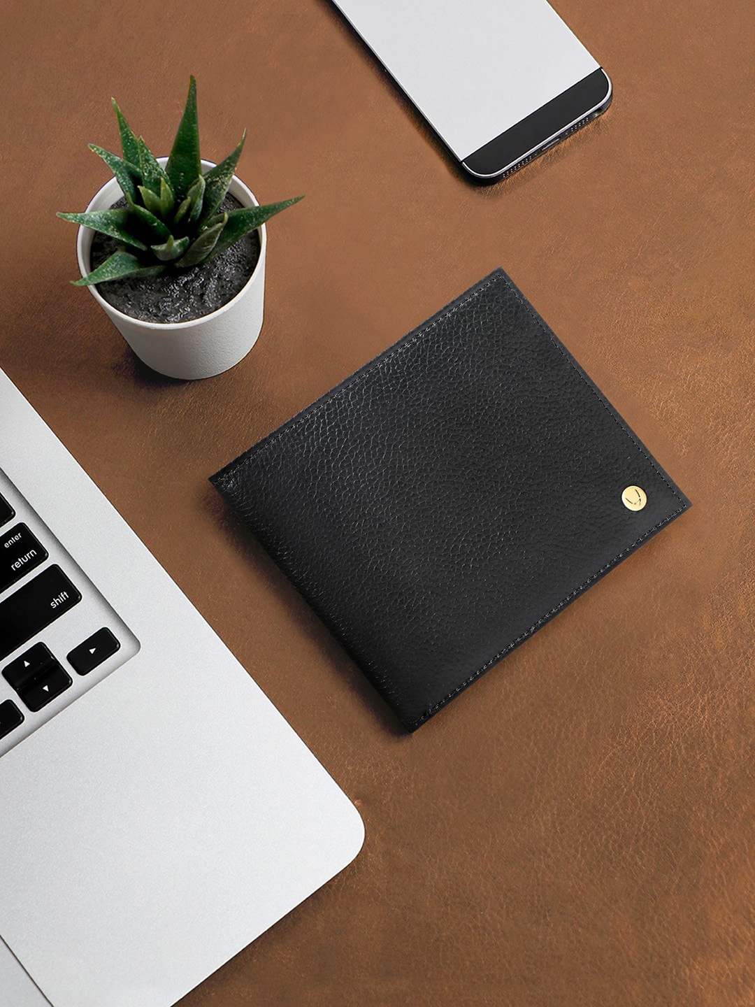 

Hidesign Men Black Solid Two Fold Leather Wallet