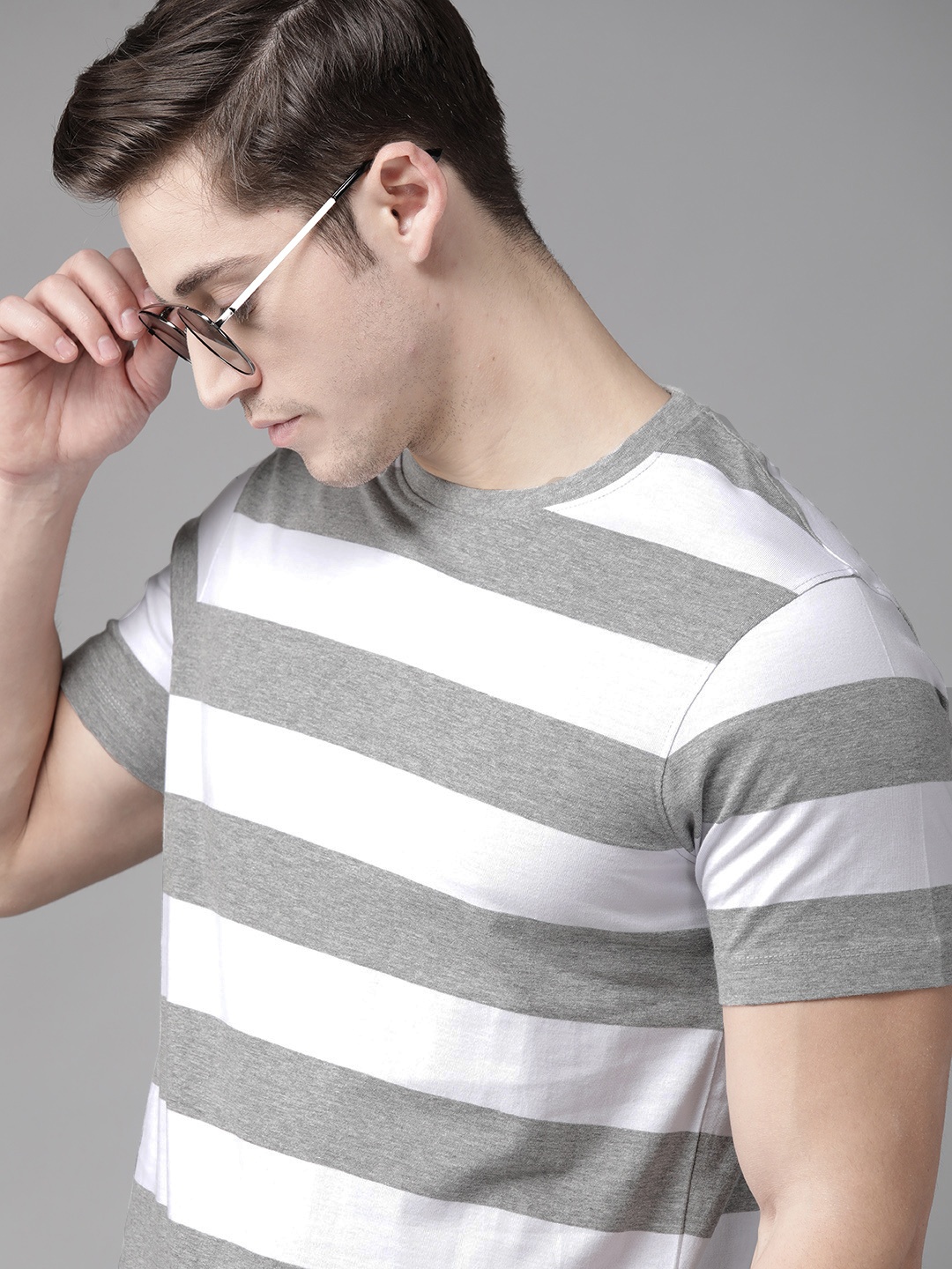 

Roadster Men White & Grey Melange Striped Round Neck T-shirt