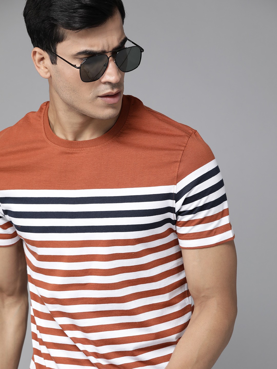 

Roadster Men Rust Brown & White Pure Cotton Striped Round Neck T-shirt