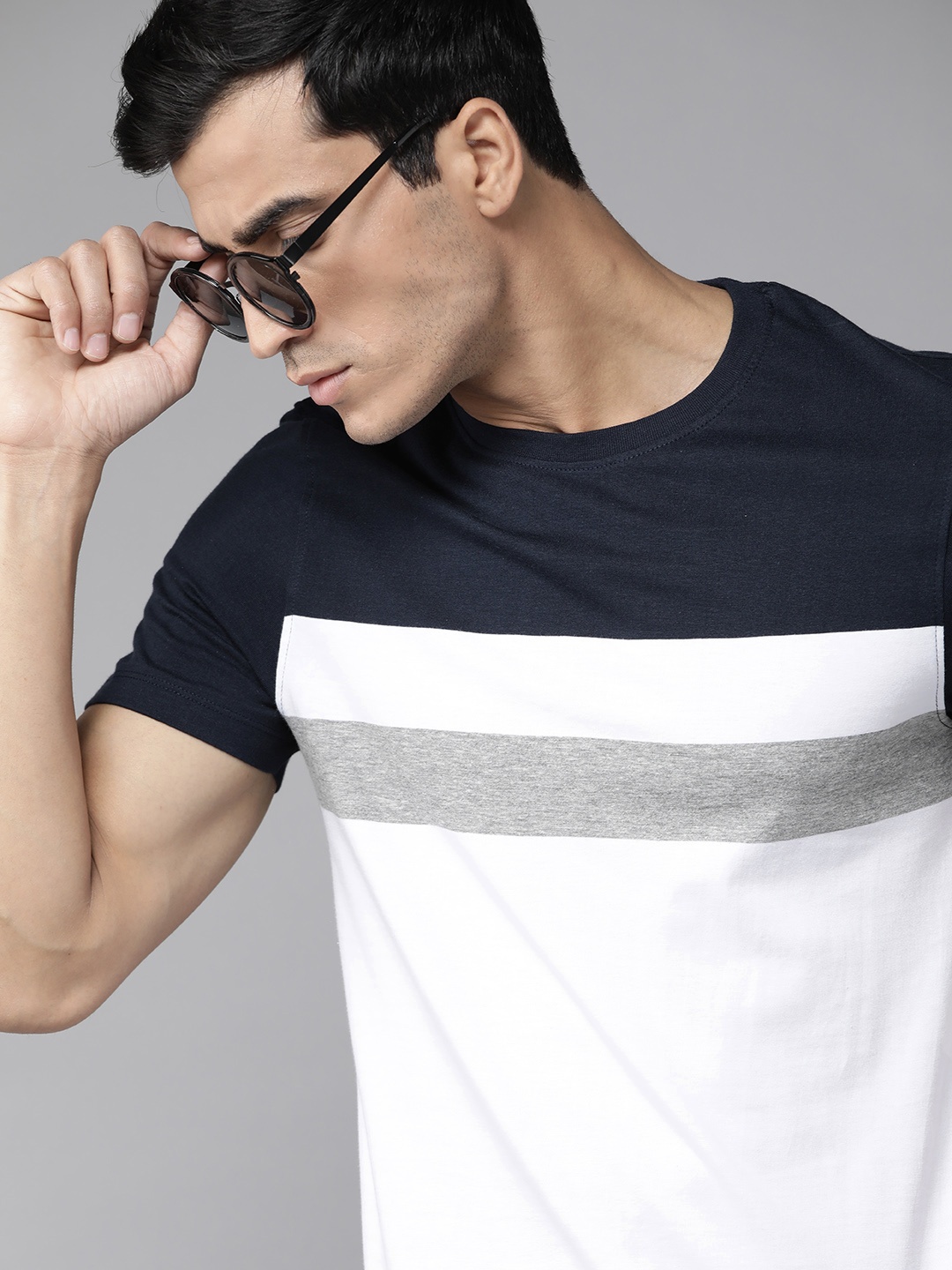 

Roadster Men White & Navy Blue Pure Cotton Colourblocked Round Neck T-shirt