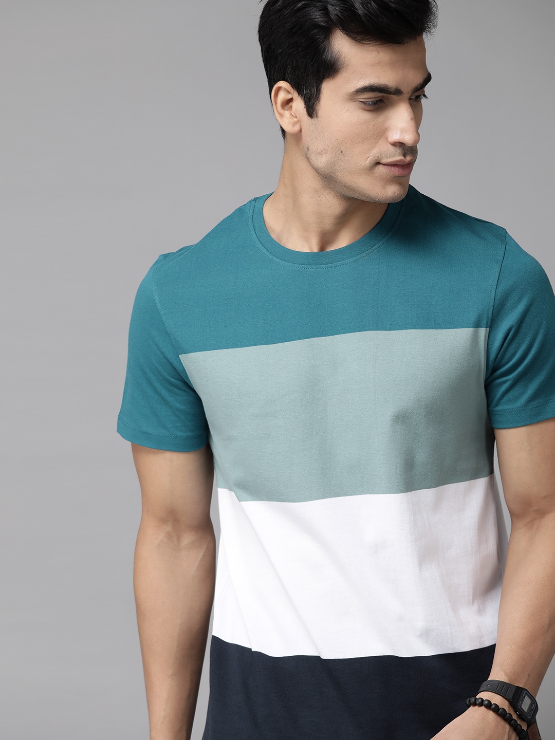 

Roadster Men Blue & White Pure Cotton Colourblocked Round Neck T-shirt