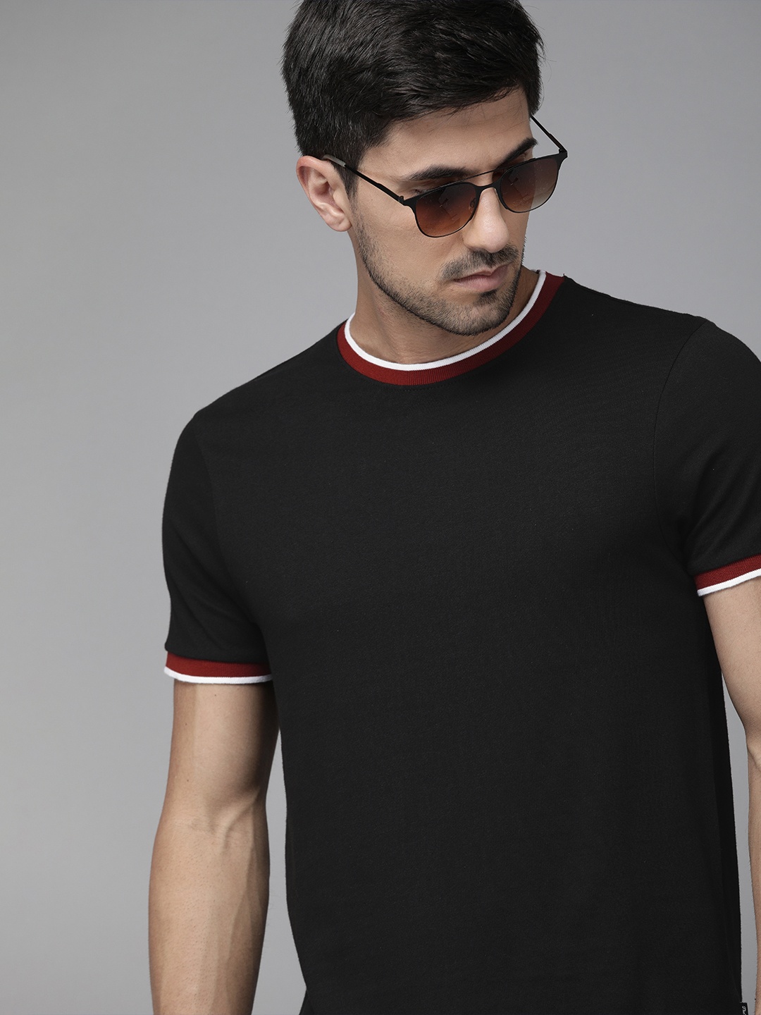 

Roadster Men Black Solid Round Neck Pure Cotton T-shirt