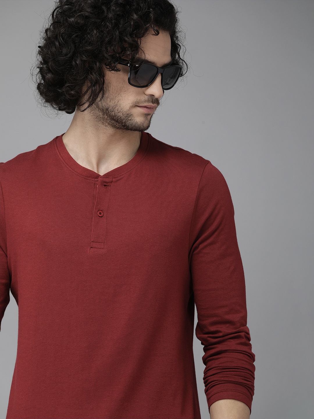 

Roadster Men Maroon Solid Henley Neck T-shirt