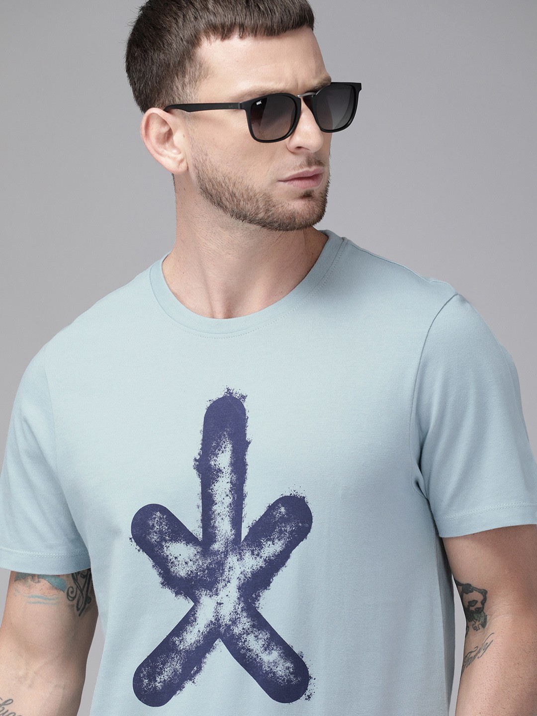 

Roadster Men Blue Geometric Printed Round Neck Pure Cotton T-shirt