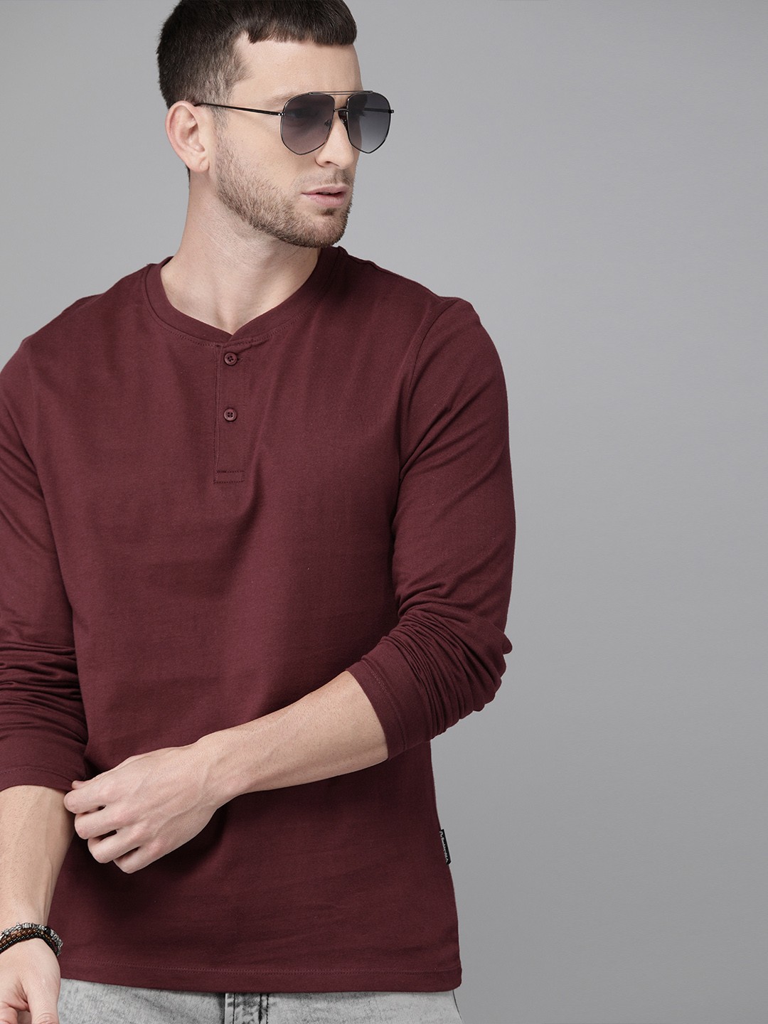 

Roadster Men Burgundy Solid Mandarin Collar Pure Cotton T-shirt