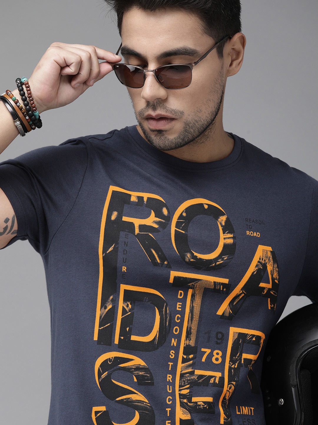 

Roadster Men Grey Printed Round Neck T-shirt