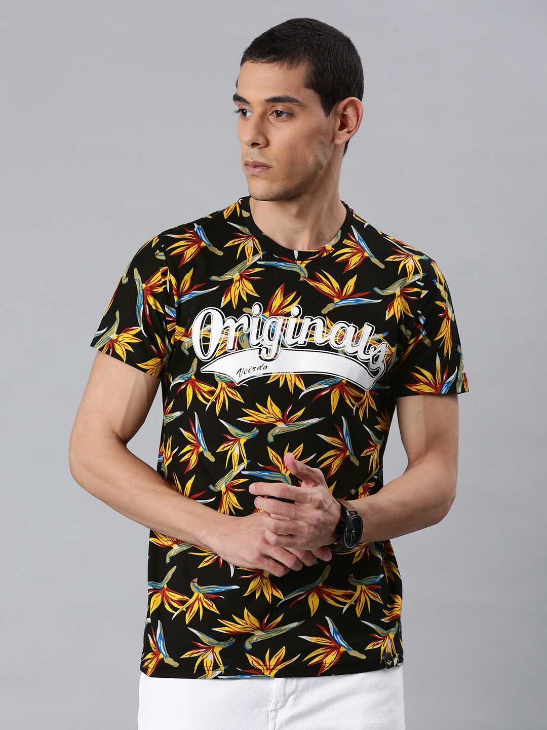 

VEIRDO Men Black & Yellow Floral Printed Round Neck T-shirt
