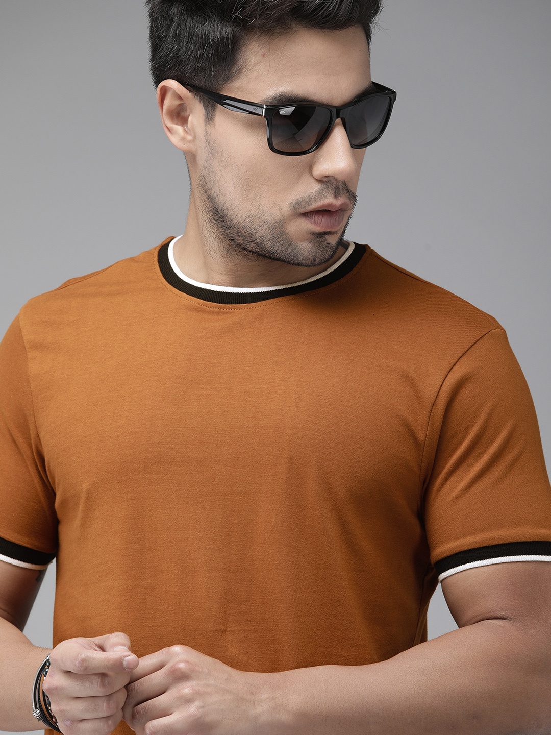 

Roadster Men Brown Solid Round Neck T-shirt