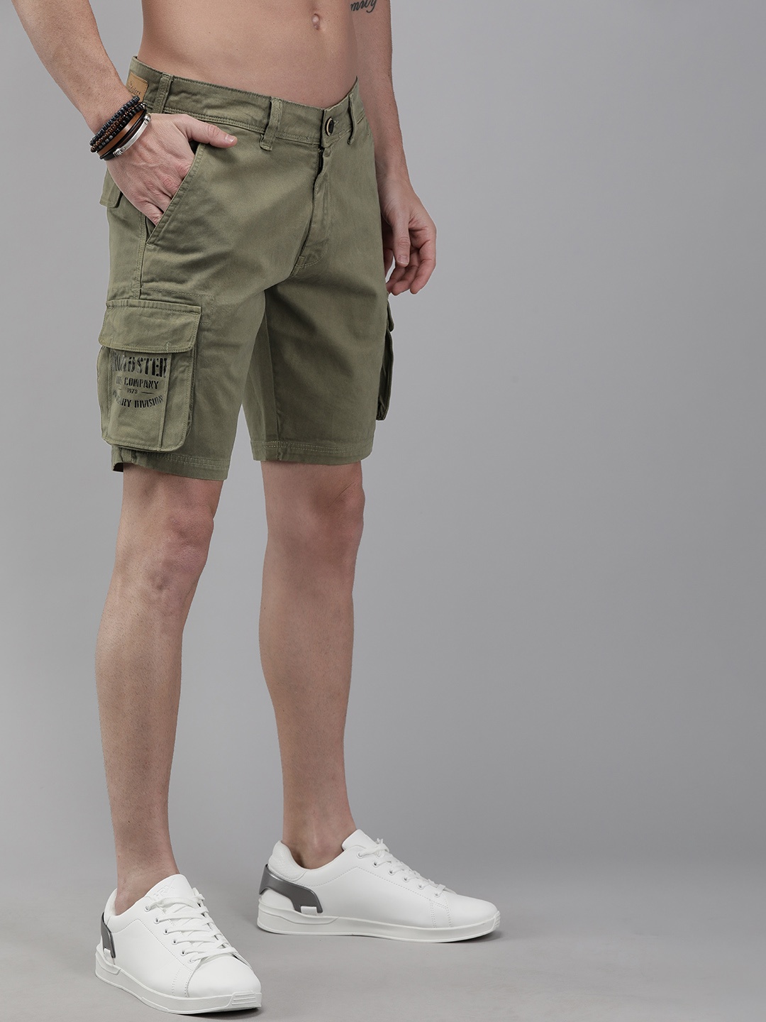 

Roadster Men Olive Green Solid Regular Fit Cargo Shorts