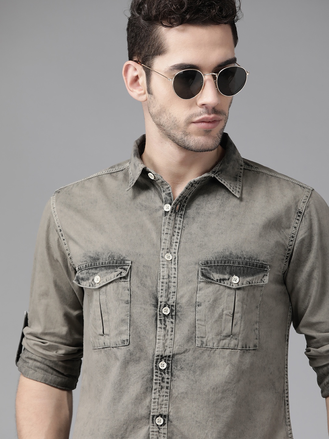 

Roadster Men Charcoal Grey Pure Cotton Regular Fit Solid Denim Casual Shirt