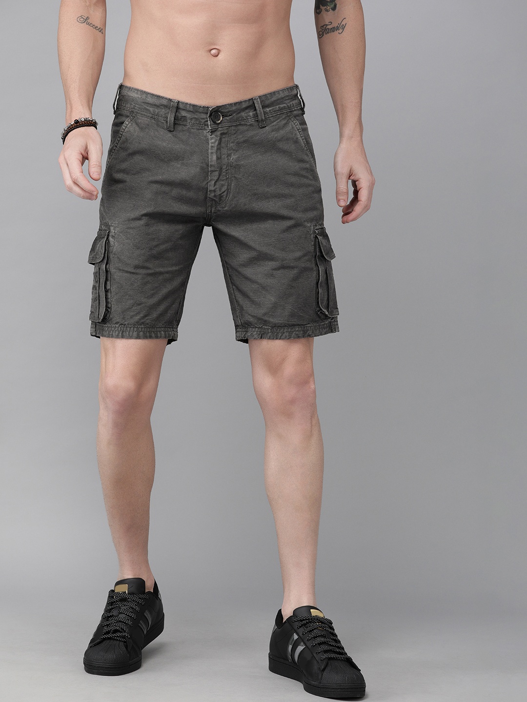 

Roadster Men Grey Solid Regular Fit Cargo Shorts