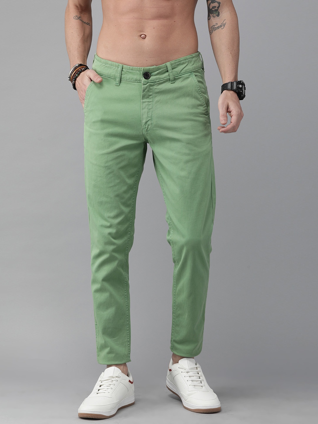 

Roadster Men Green Tapered Fit Solid Chinos