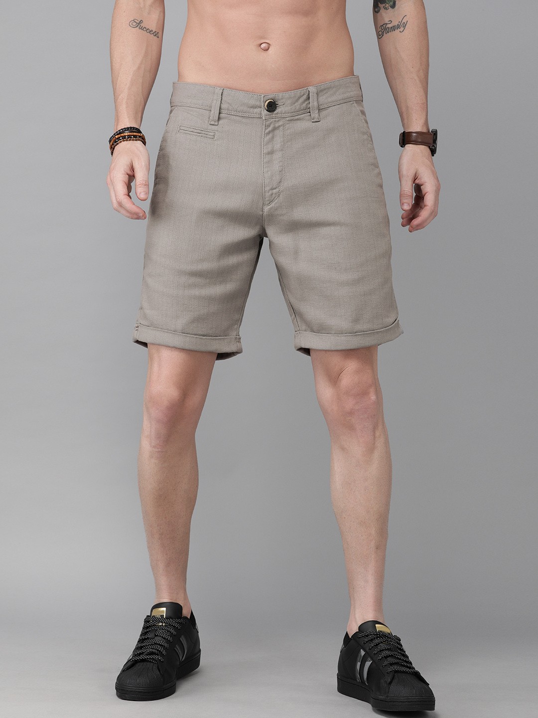 

Roadster Men Grey Solid Regular Fit Regular Shorts