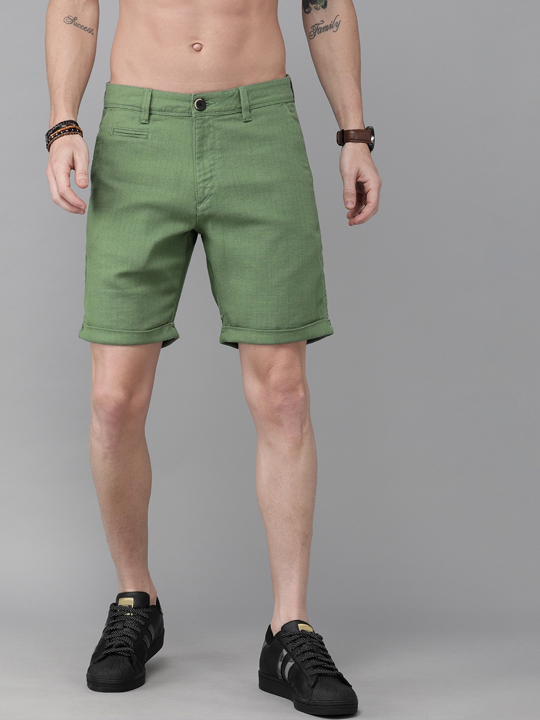 

Roadster Men Green Solid Regular Fit Regular Shorts