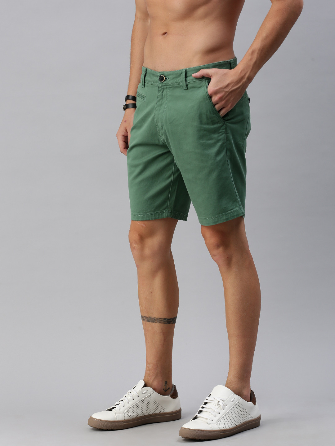 

Roadster Men Green Solid Regular Fit Shorts