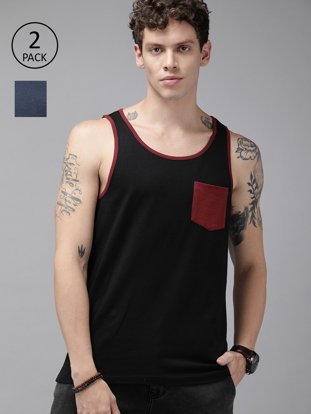 

Roadster Men Black Solid Scoop Neck T-shirt