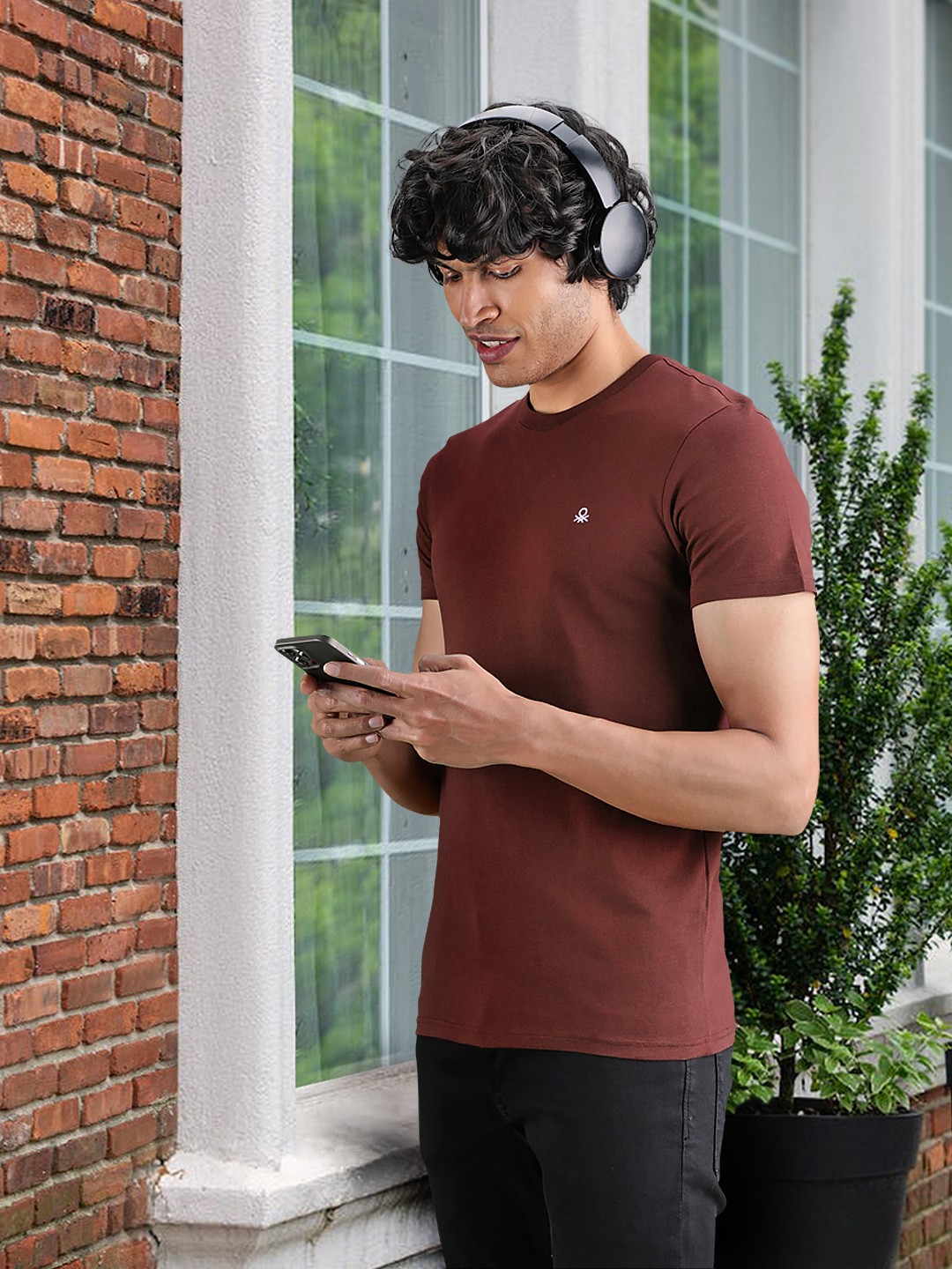 

United Colors of Benetton Men Burgundy Solid Round Neck T-shirt