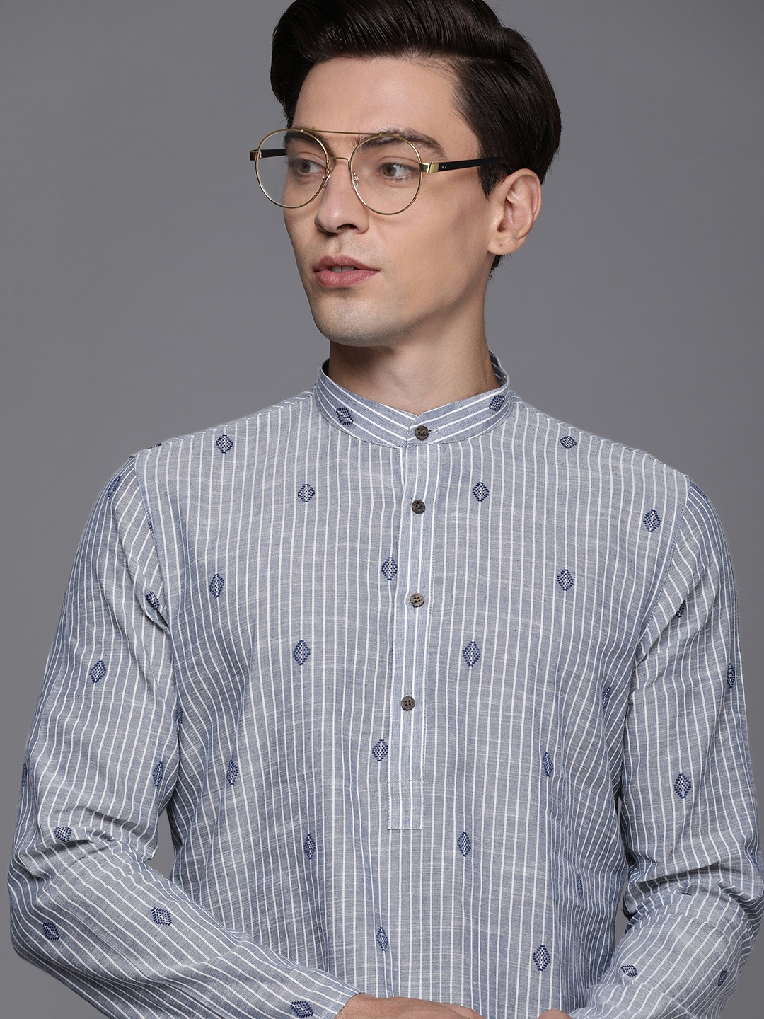 

Manyavar Men Grey & White Pure Cotton Geometric Embroidered Kurta