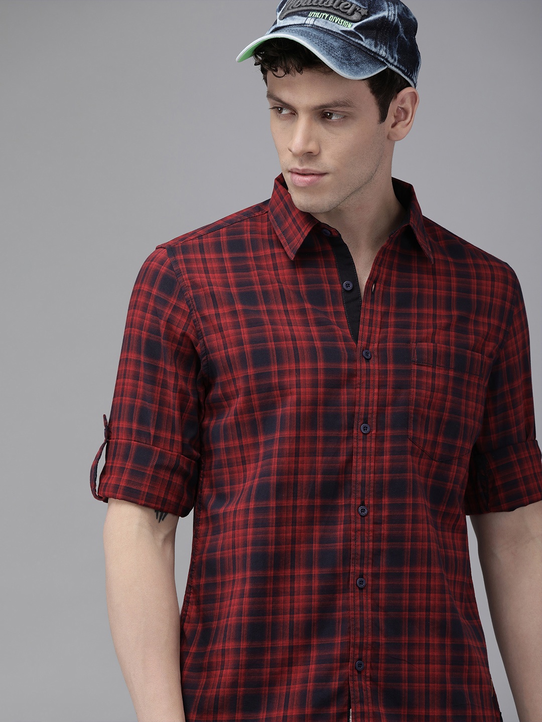 

Roadster Men Maroon & Navy Blue Slim Fit Checked Casual Shirt