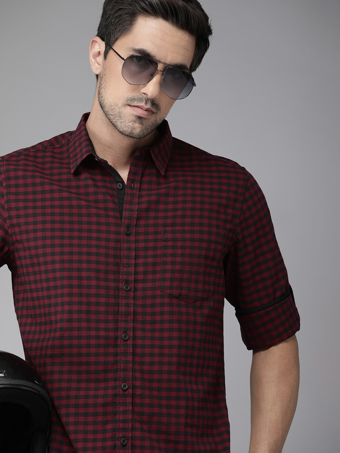 

Roadster Men Maroon & Black Slim Fit Checked Casual Shirt