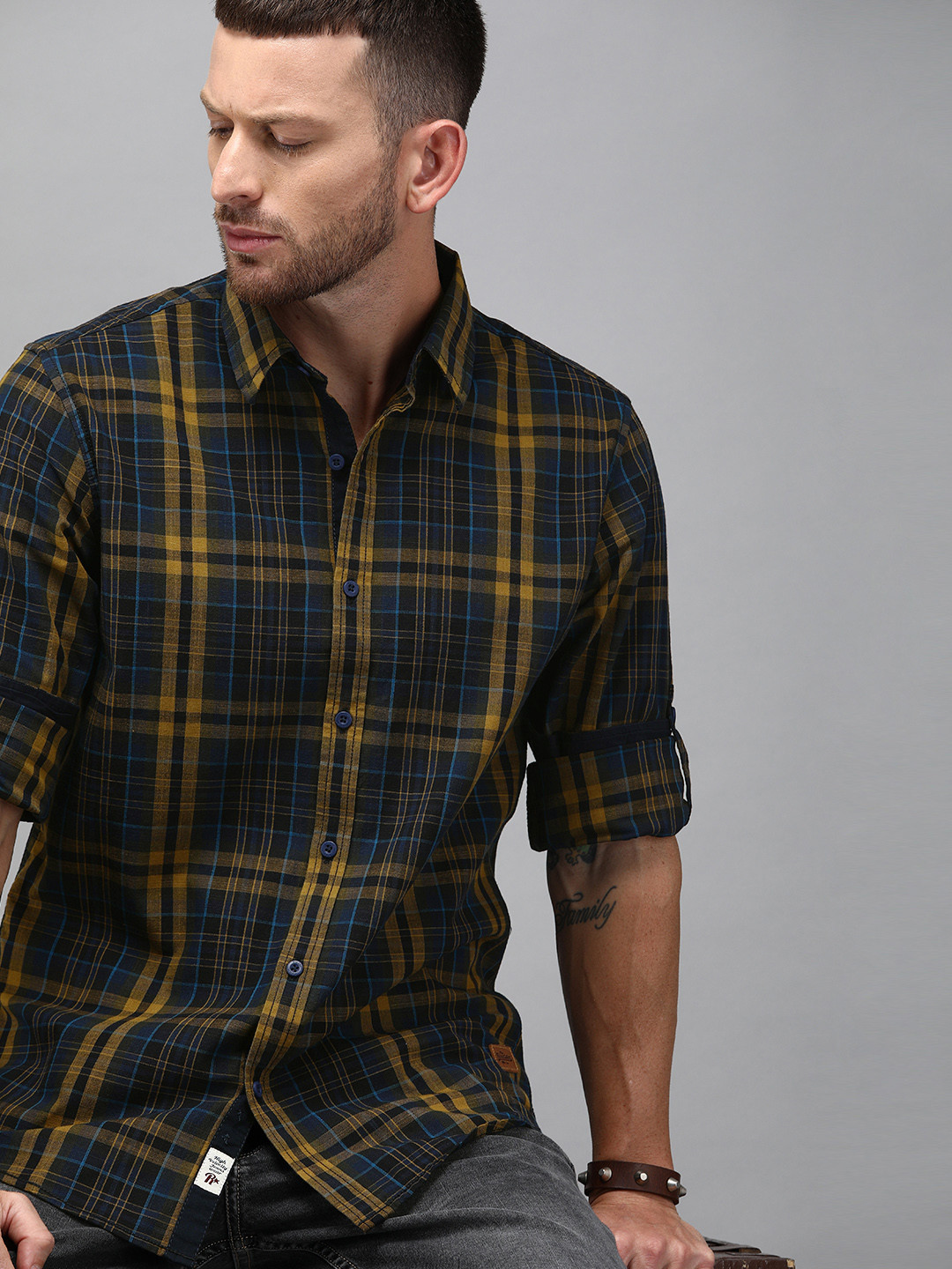 

Roadster Men Navy Blue & Mustard Yellow Regular Fit Checked Casual Shirt