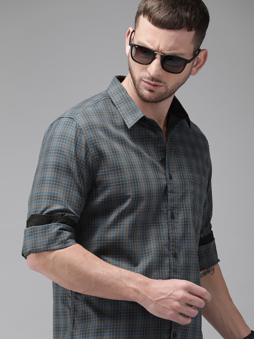 

Roadster Men Grey & Blue Regular Fit Checked Casual Shirt