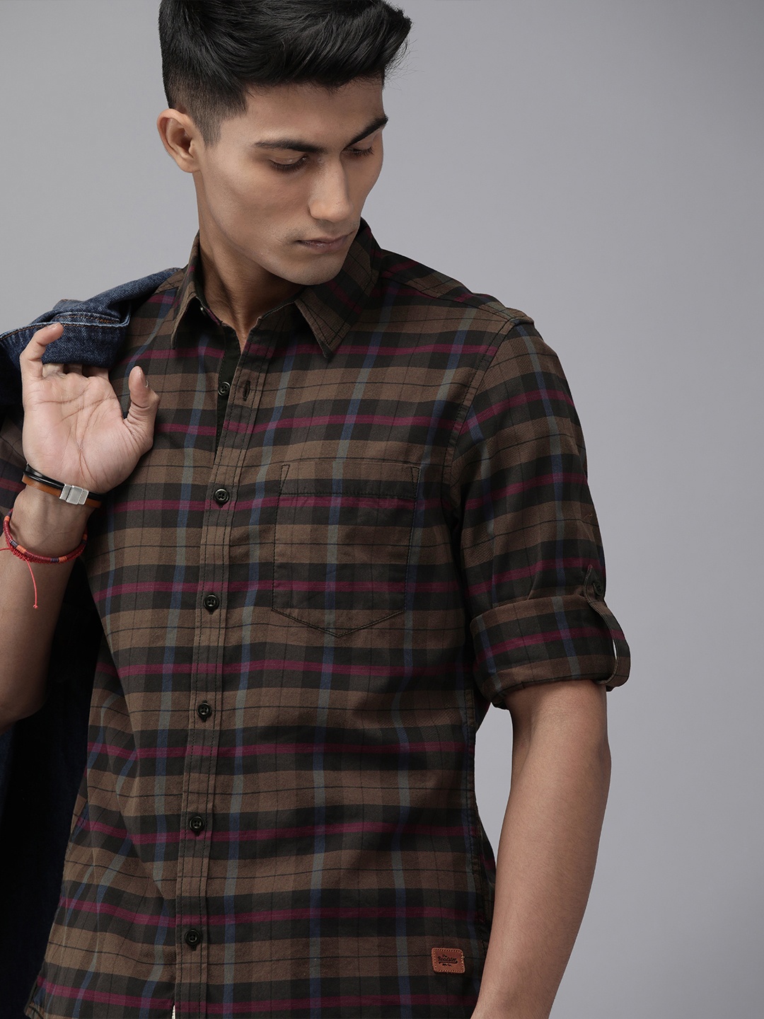 

Roadster Men Brown & Black Regular Fit Checked Casual Shirt