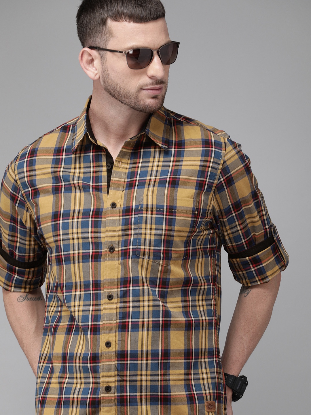 

Roadster Men Mustard & Navy Blue Regular Fit Checked Casual Shirt