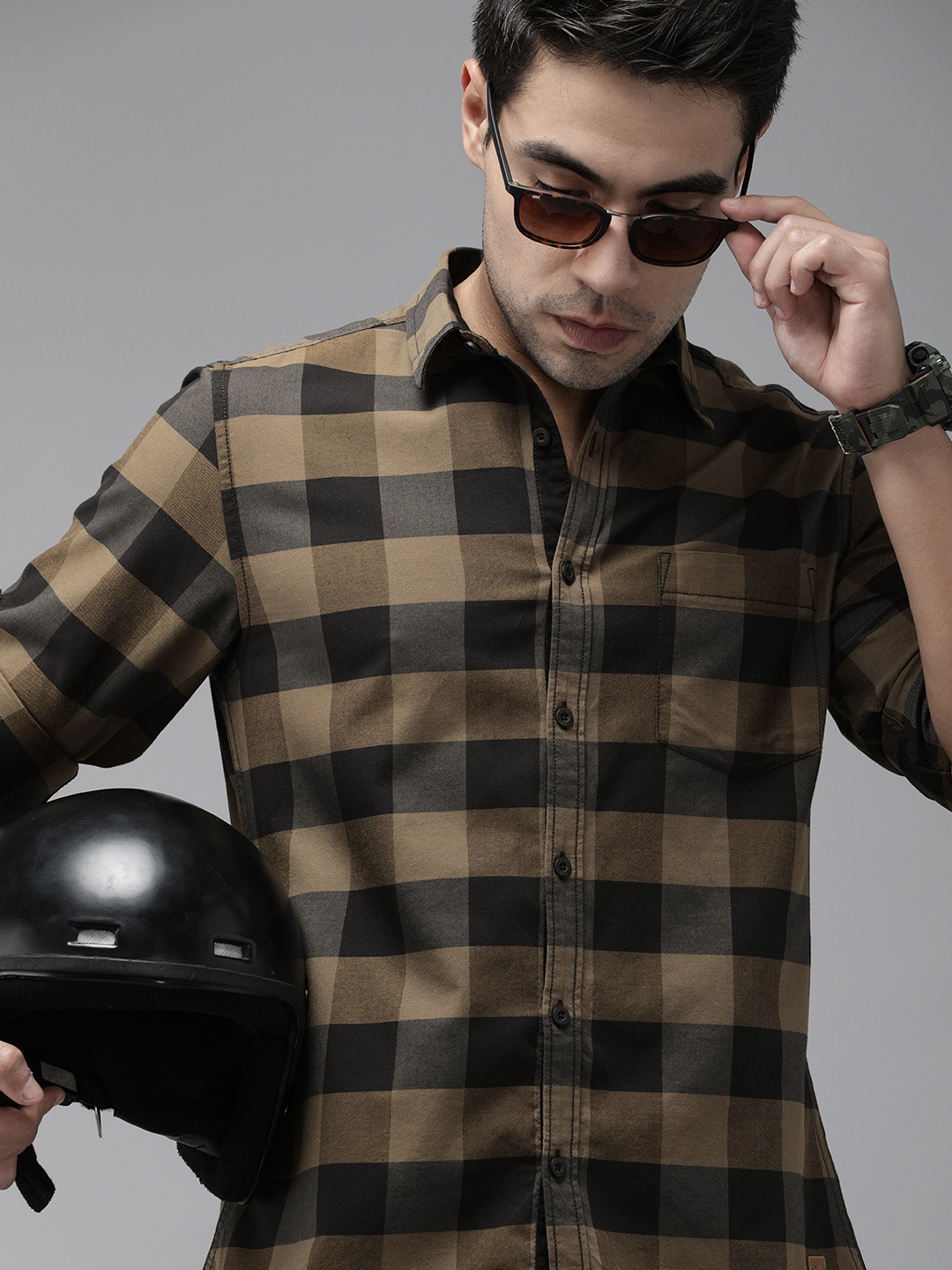 

Roadster Men Brown & Black Slim Fit Checked Casual Shirt