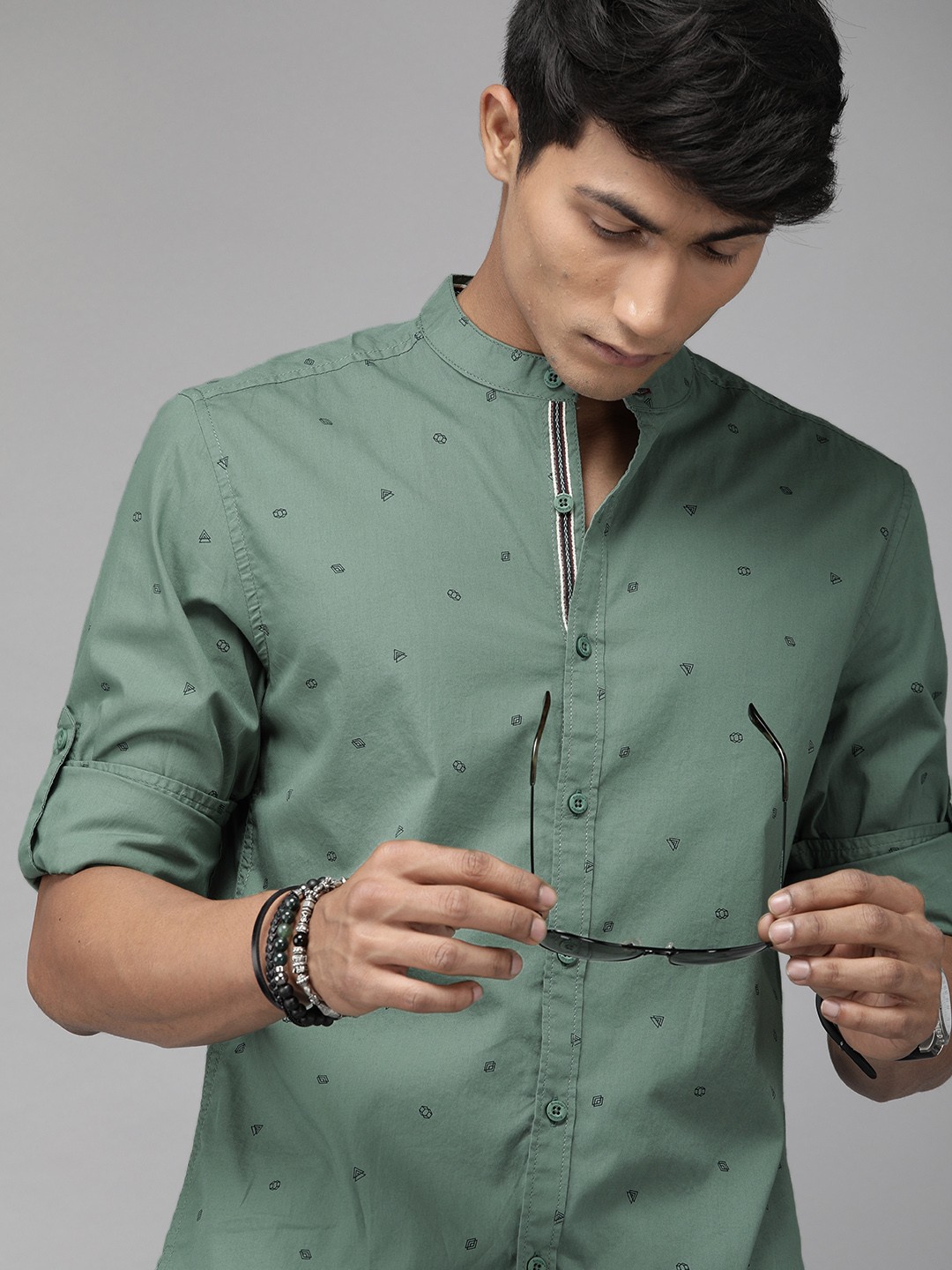 

Roadster Men Sea Green & Black Regular Fit Printed Casual Shirt