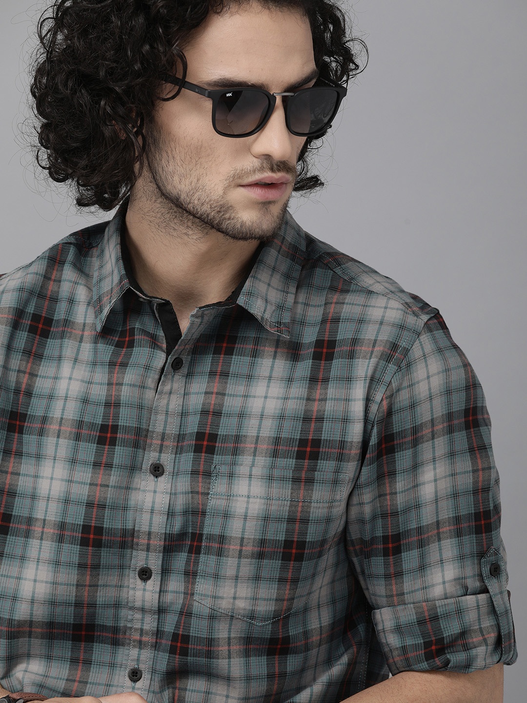 

Roadster Men Grey & Black Slim Fit Checked Casual Shirt
