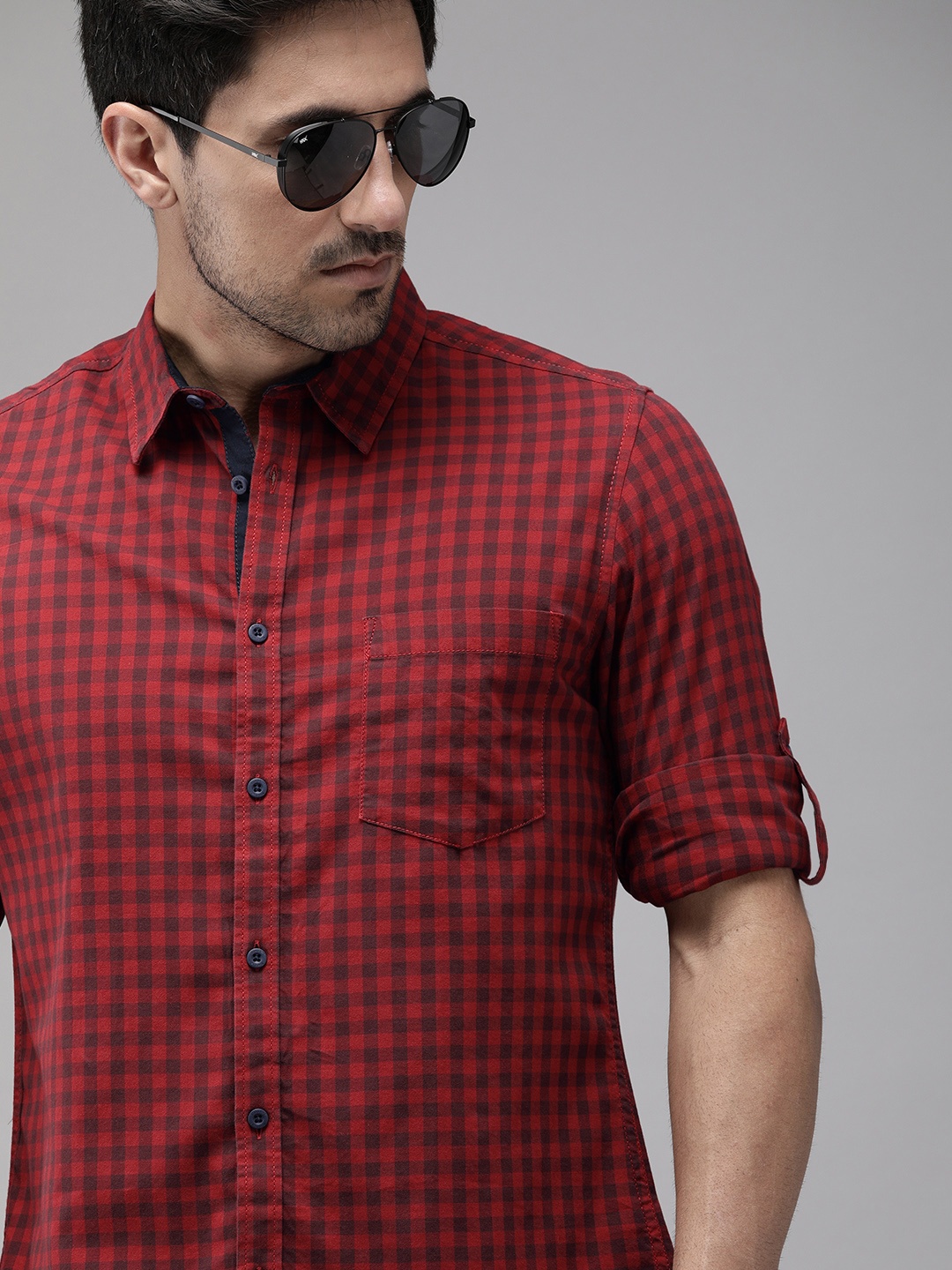 

Roadster Men Red & Black Regular Fit Twill Gingham Checked Casual Shirt