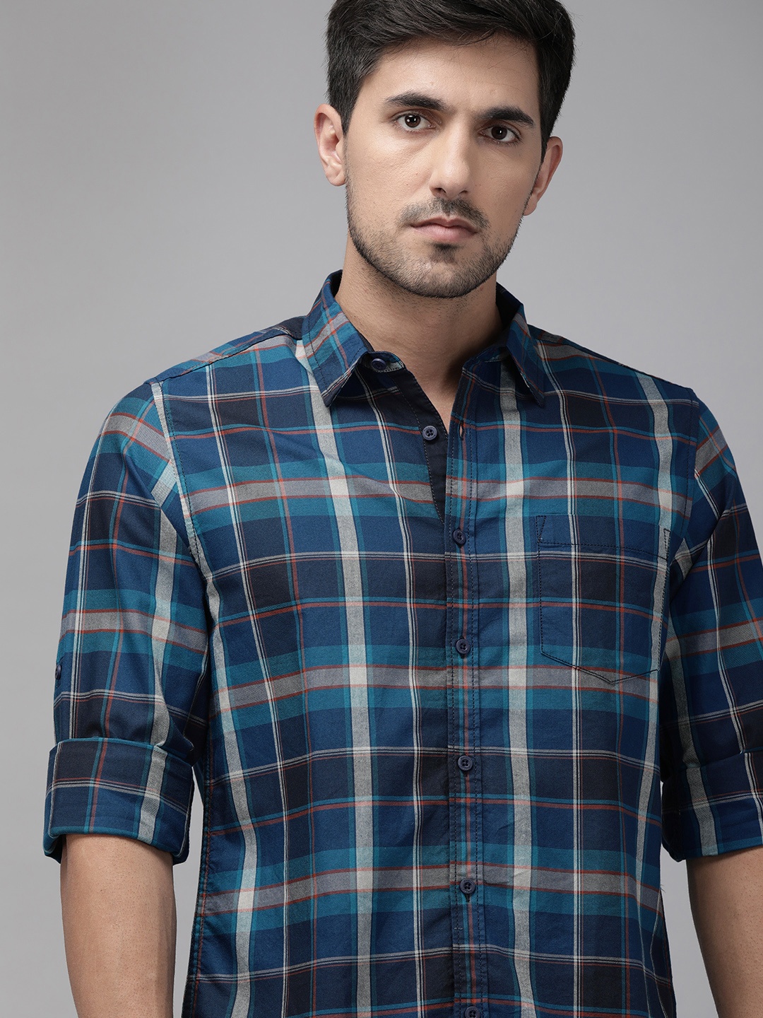 

Roadster Men Blue & White Regular Fit Checked Casual Shirt