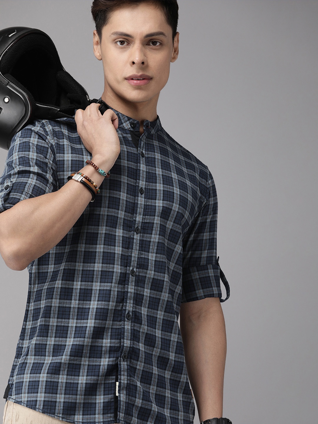 

Roadster Men Blue & Black Regular Fit Checked Casual Shirt