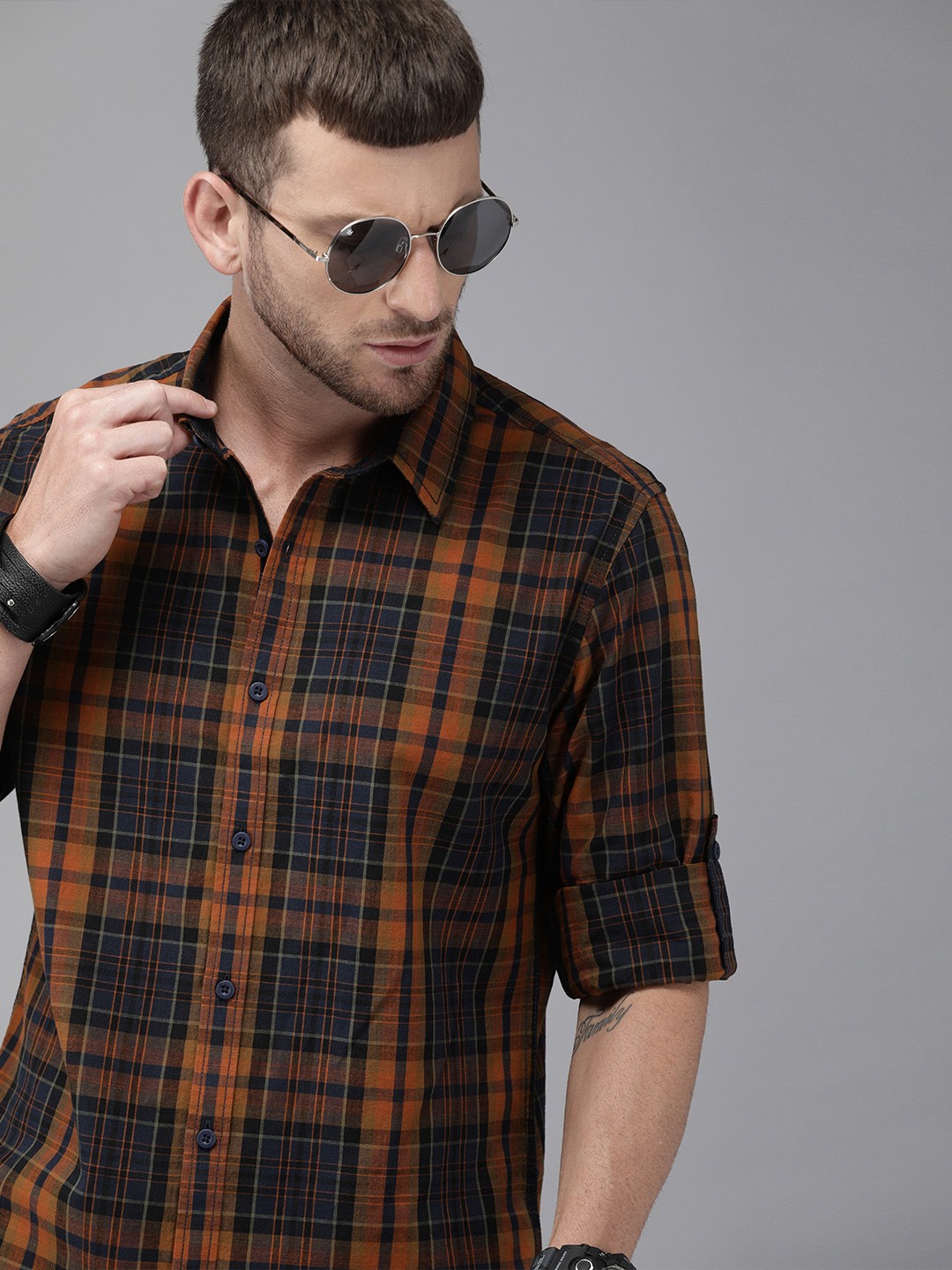 

Roadster Men Rust & Navy Blue Regular Fit Checked Casual Shirt