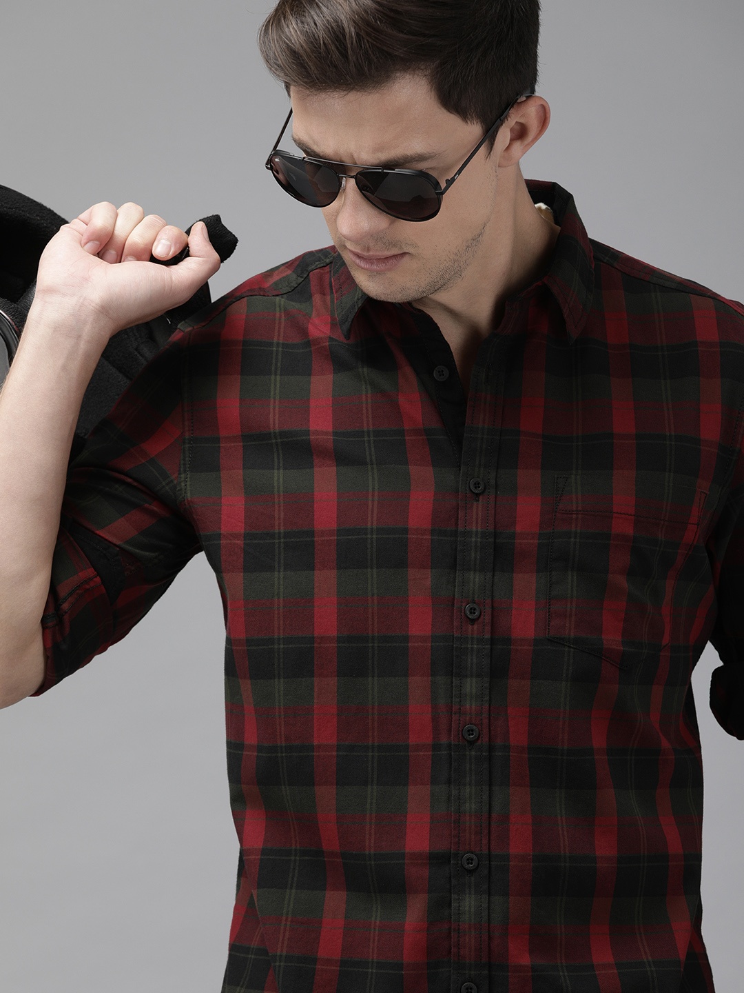 

Roadster Men Red & Olive Green Regular Fit Checked Casual Sustainable Shirt