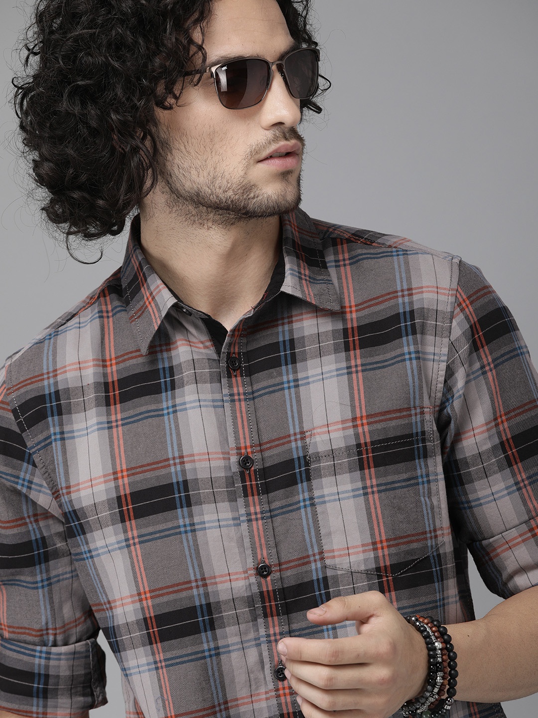 

Roadster Men Grey & Red Slim Fit Checked Casual Shirt