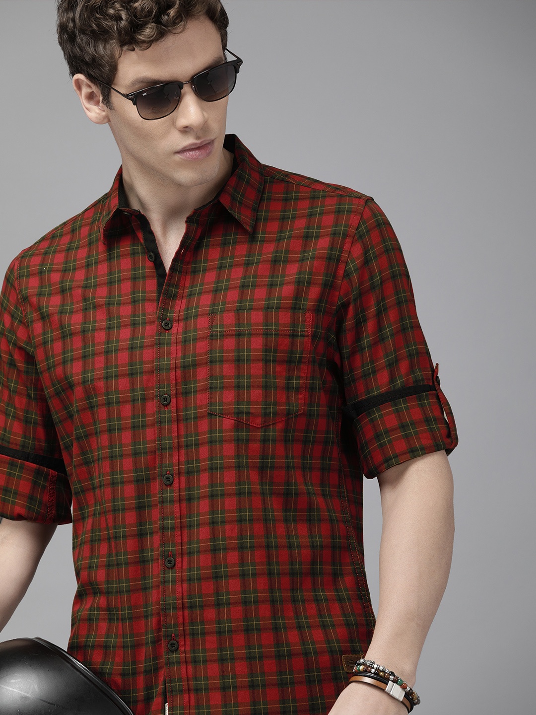 

Roadster Men Coral Red & Olive Green Regular Fit Checked Casual Shirt