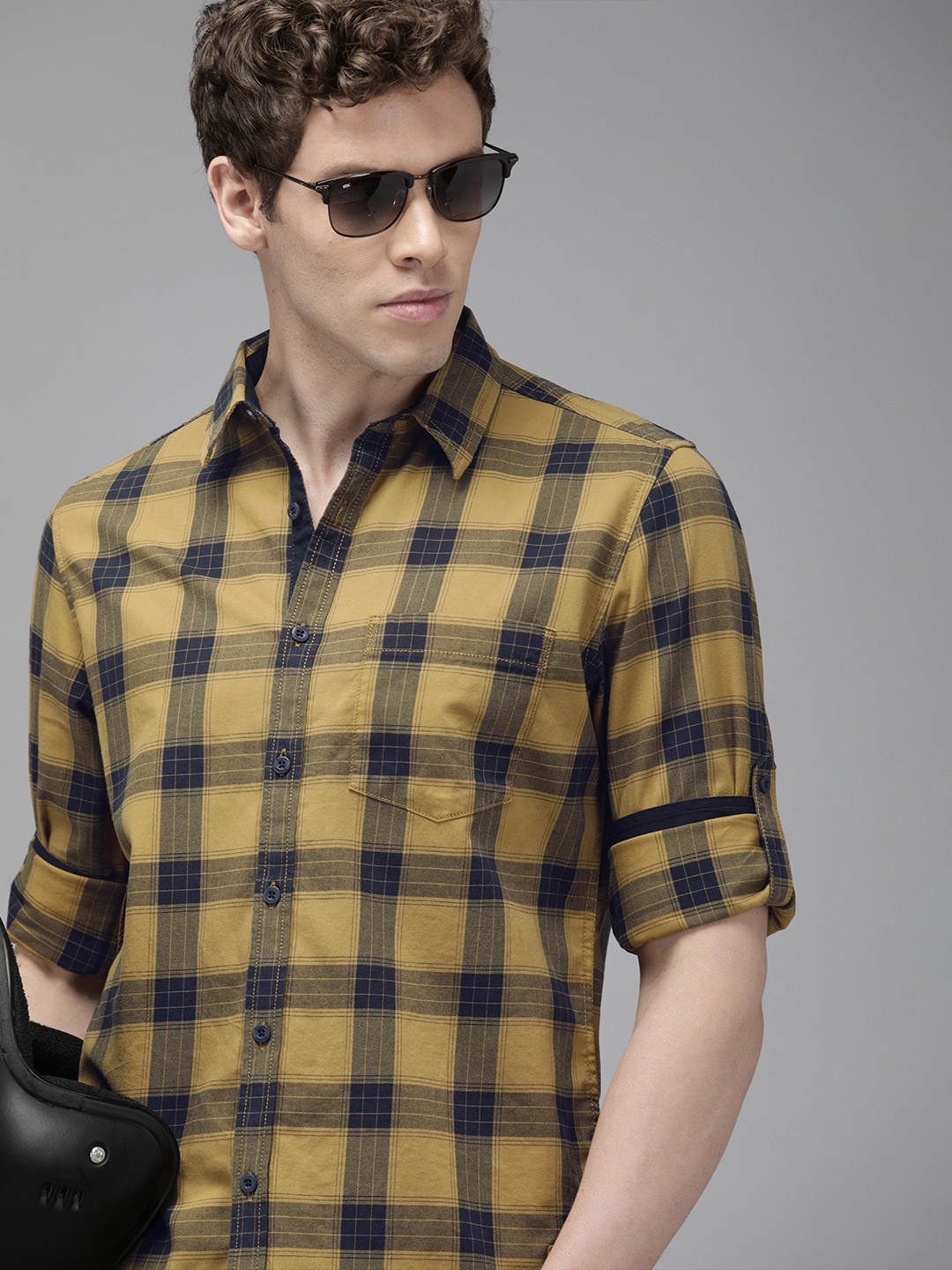 

Roadster Men Mustard & Navy Blue Regular Fit Checked Casual Shirt