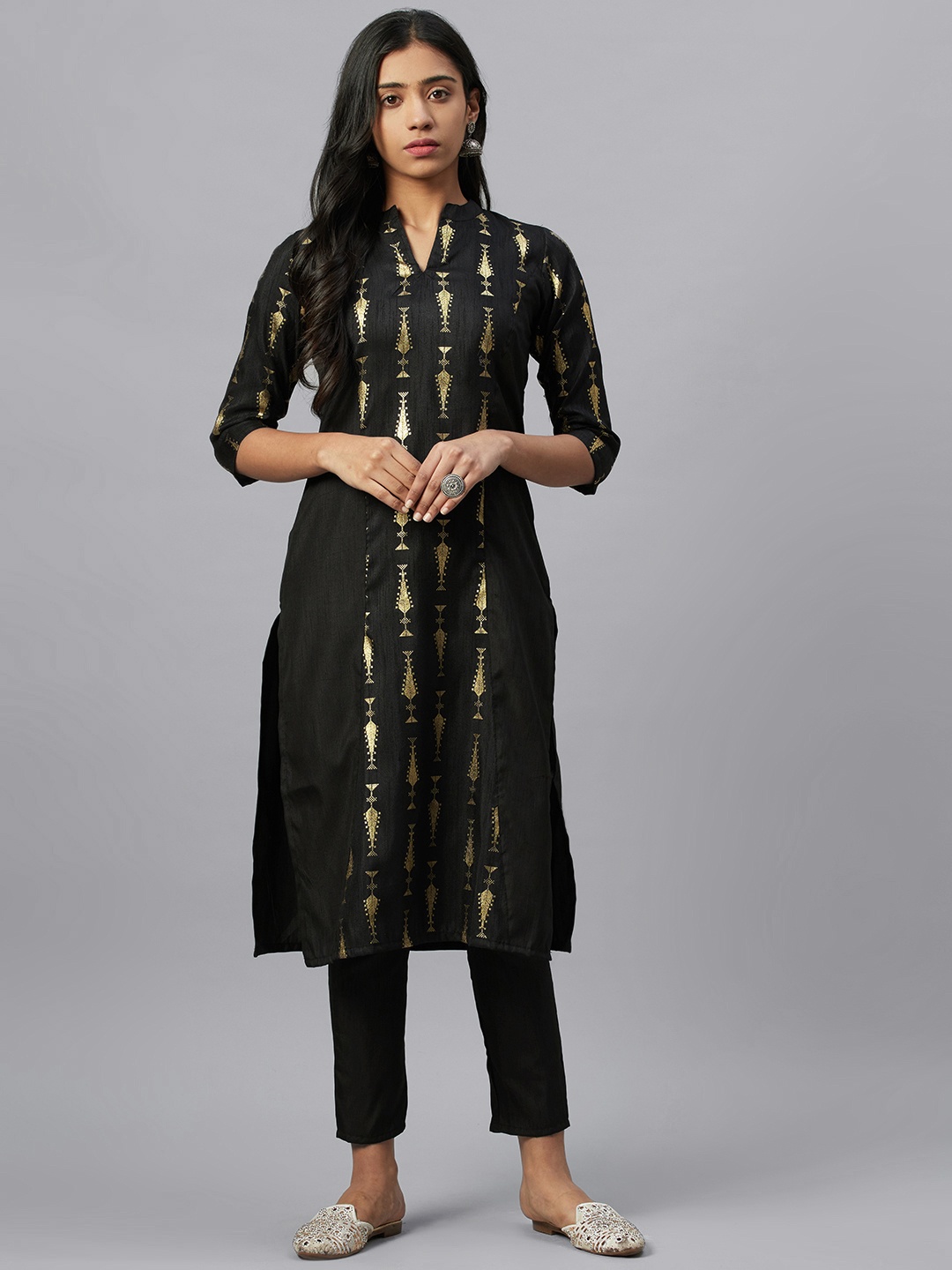 

ZIYAA Women Black & Golden Foil Print Printed Kurta with Trousers