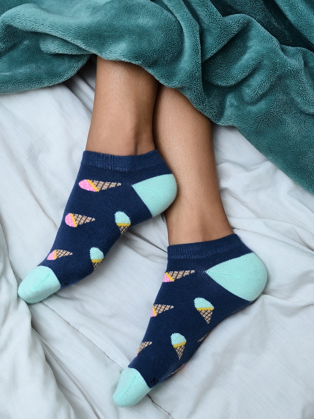 

Mint & Oak Women Anti-Bacterial Blue Patterned Ankle-Length Socks