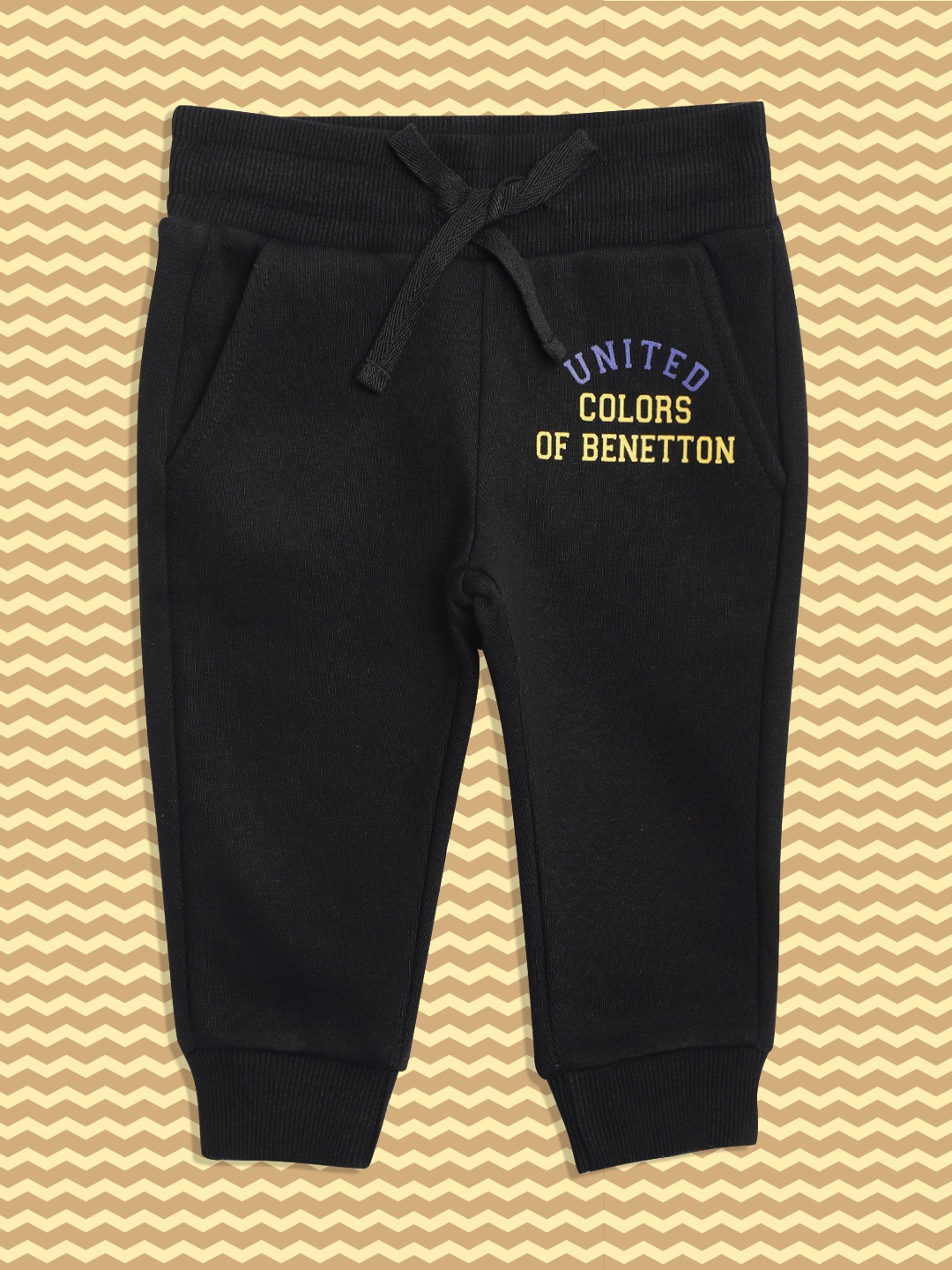 

United Colors of Benetton Boys Black Solid Joggers with Printed Detail