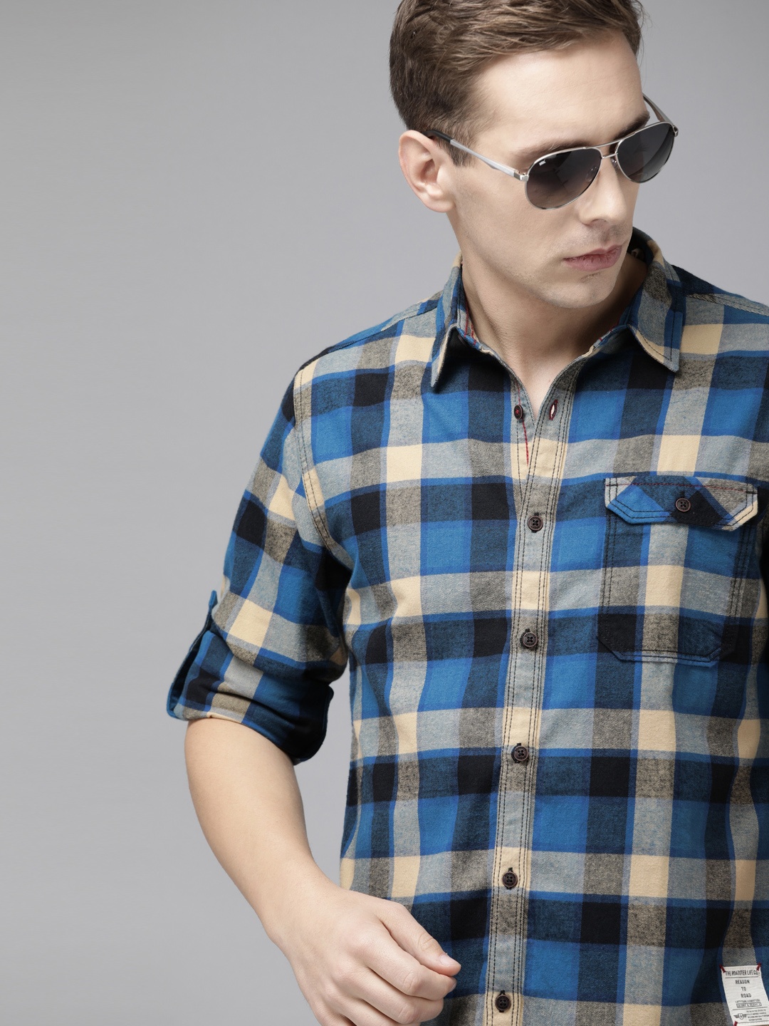 

Roadster Men Navy Blue & Beige Regular Fit Checked Casual Shirt