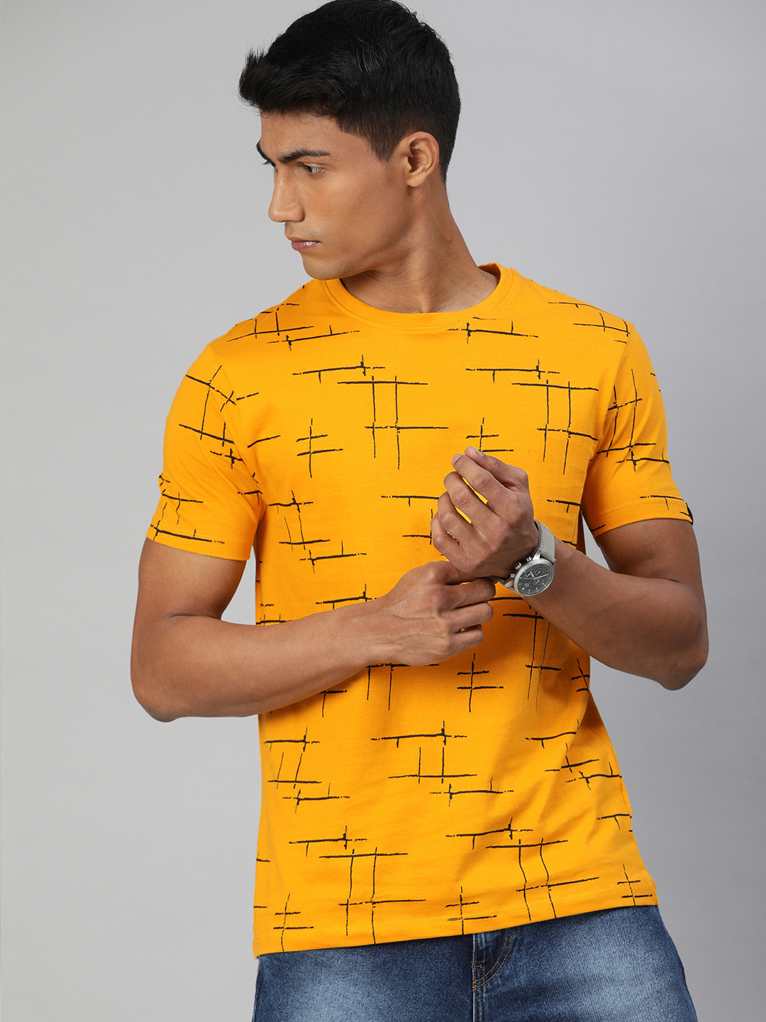 

Urbano Fashion Men Mustard Yellow Black Slim Fit Geometric Printed Round Neck Pure Cotton T-shirt